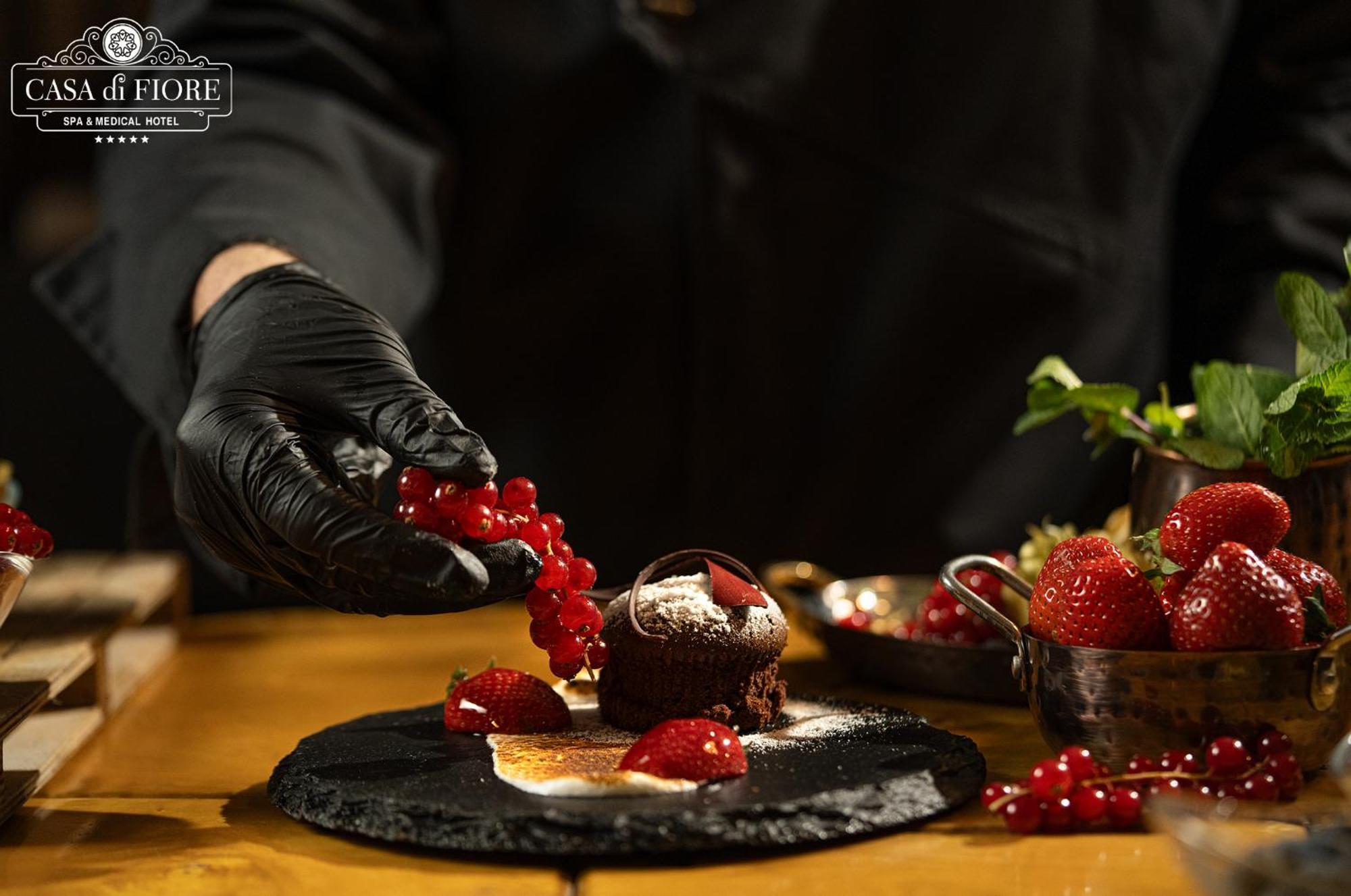 Casa Di Fiore Spa And Medical Hotel, Mineral Pools & Private Beach Kranevo Exterior foto A pastry chef preparing a dessert